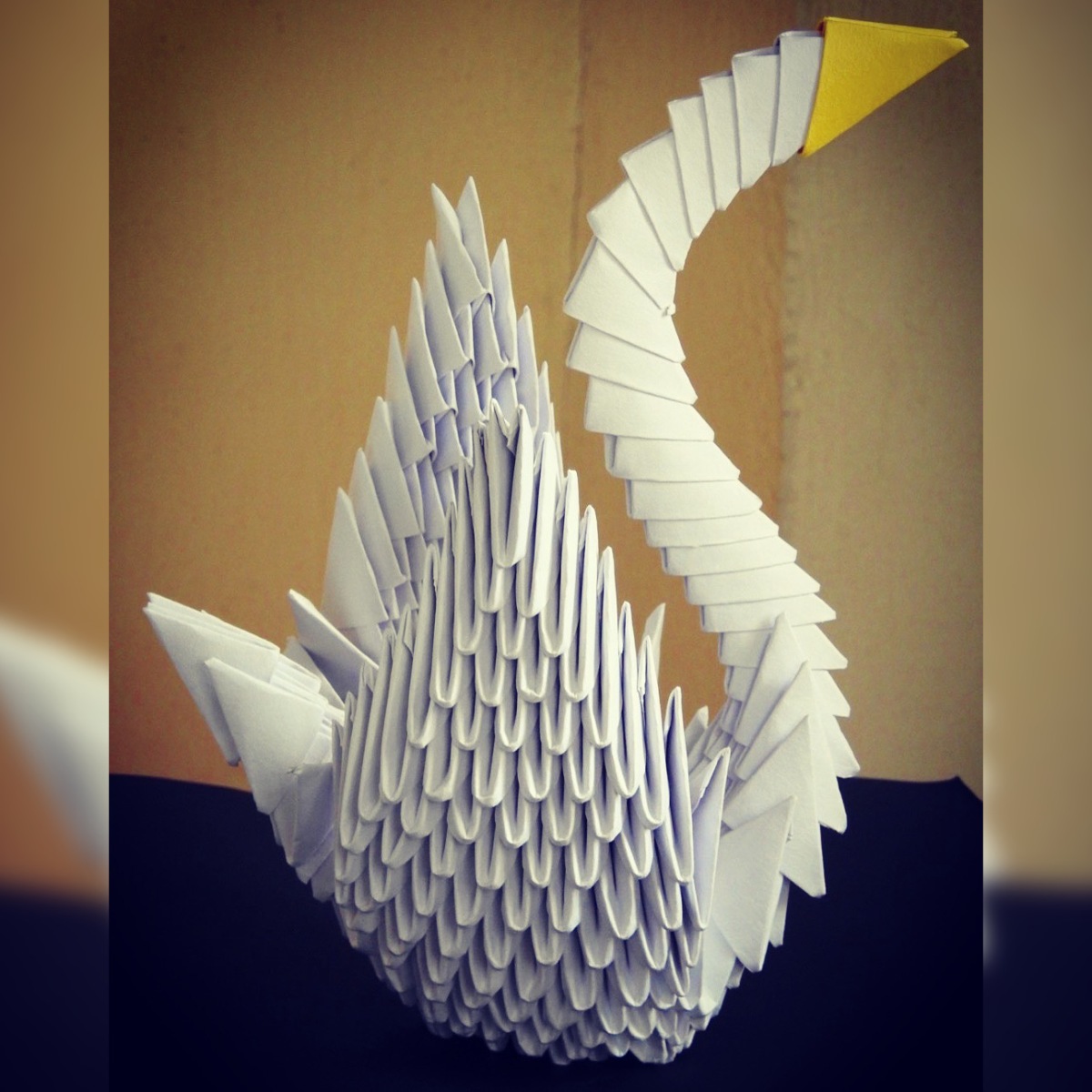 Лебедь из бумаги инструкция. Оригами. Оригами фото. Поделки из белой бумаги. Оригами лебедь.